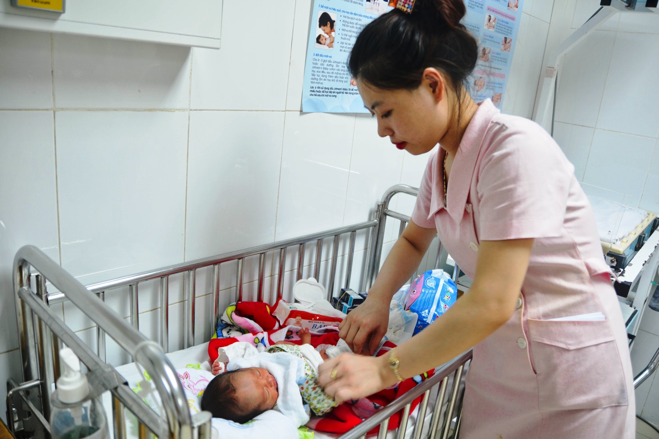 Bé trai con sản phụ Tuyết khi đang còn được chăm sóc tại Bệnh viện đa khoa Nghệ An. Ảnh: Hoàng Yến.