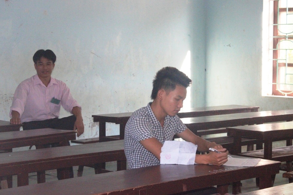 Dù chỉ có duy nhất 1 thí ính nhưng Hội đồng coi thi vẫn có mặt đầy đủ, bố trí ba giám thi cọi thi thí sinh này.