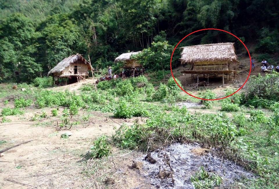 Hiện trường nơi phát hiện thi thể anh Thọ là cnahj lán trại của gia đình (vòng tròn đỏ). Bên cạnh là hai lán trai của hộ gia dình khác. Ảnh: Vương Hưng.
