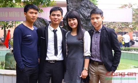 Sinh vien tra lai the ATM tai khoan 610 trieu dong cho chu hinh anh