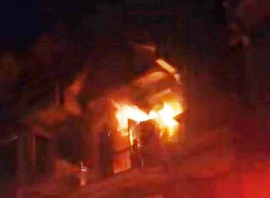 5 nguoi keu cuu trong ngoi nha boc chay du doi hinh anh