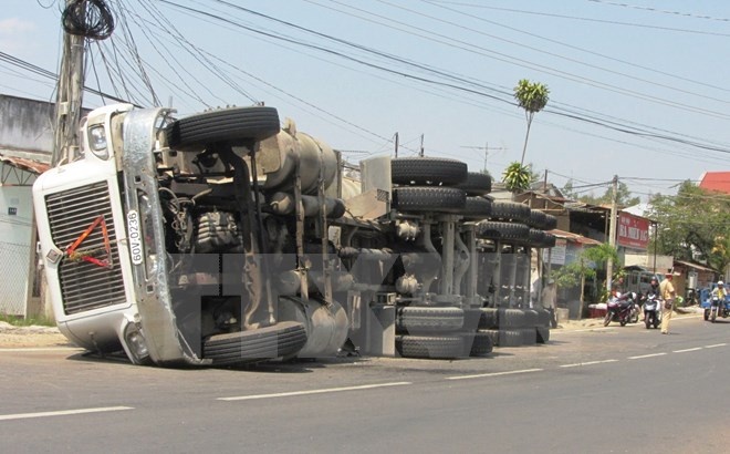 Tranh xe may sang duong bat ngo, xe tai lat tren quoc lo 10 hinh anh