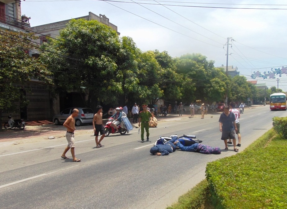 Hiện trường vụ tông xe vào CSGT. Ảnh: H.L