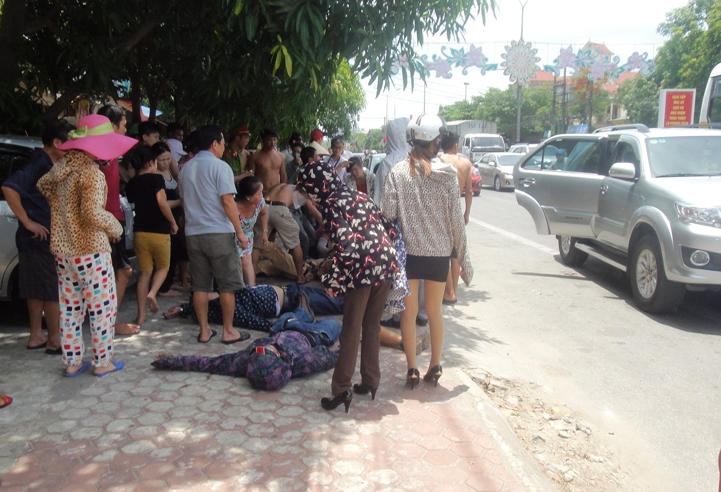 Chiến sĩ Tuấn và hai người vi phạm bất tỉnh sau khi vụ việc xảy ra. Ảnh: A.T.