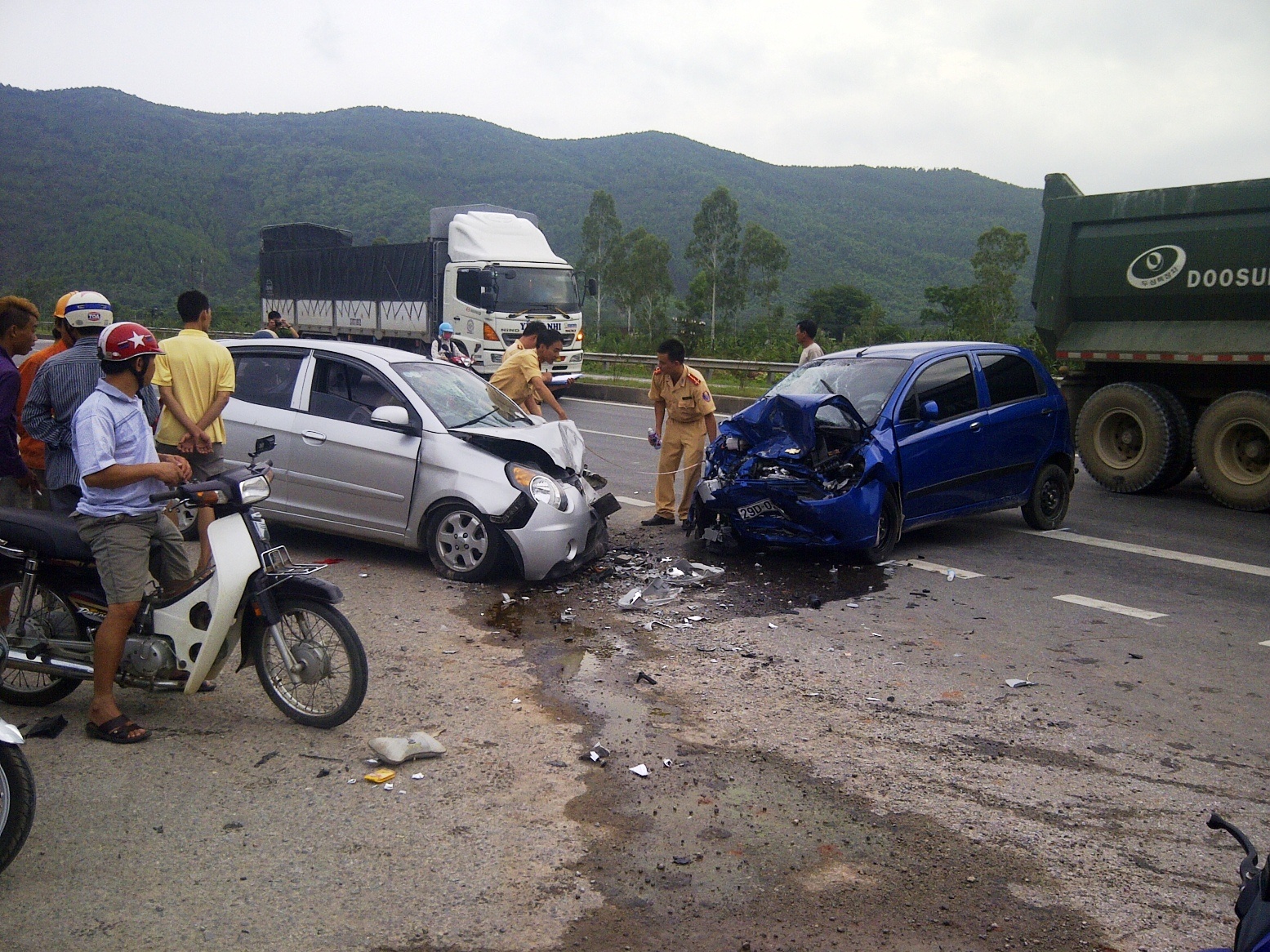 Hiện trường vụ tai nạn liên hoàn. Ảnh: P.H.