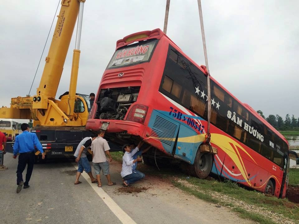 Xe giuong nam cho 30 khach lao xuong ruong hinh anh