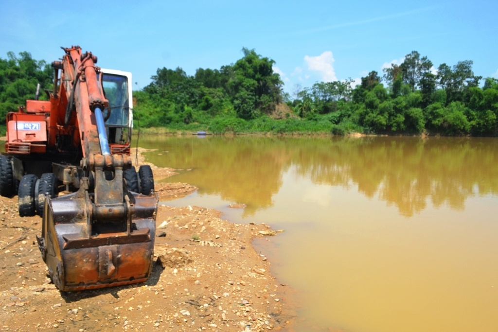 May xuc roi xuong song, nguoi cam lai chet ngat trong cabin hinh anh