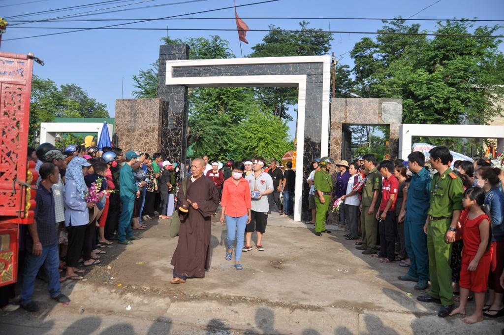 Nguoi dan Chon Thanh dua tien 6 nan nhan vu tham sat hinh anh