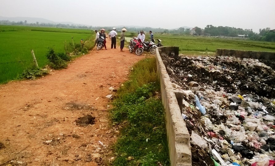 Bãi rác nơi chị Hương phát hiện chân người bị cưa. Ảnh: P.H.