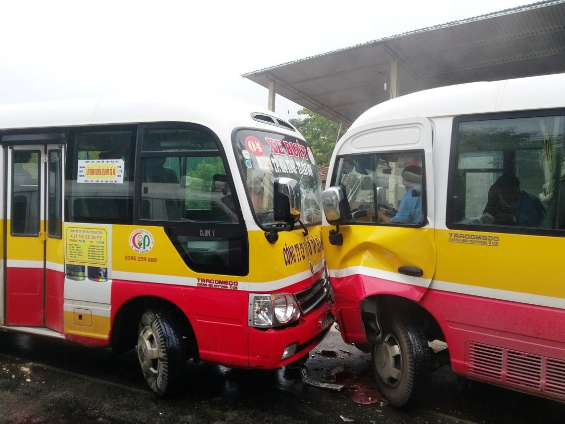 Hai xe buyt cho hon 20 khach doi dau tren quoc lo hinh anh