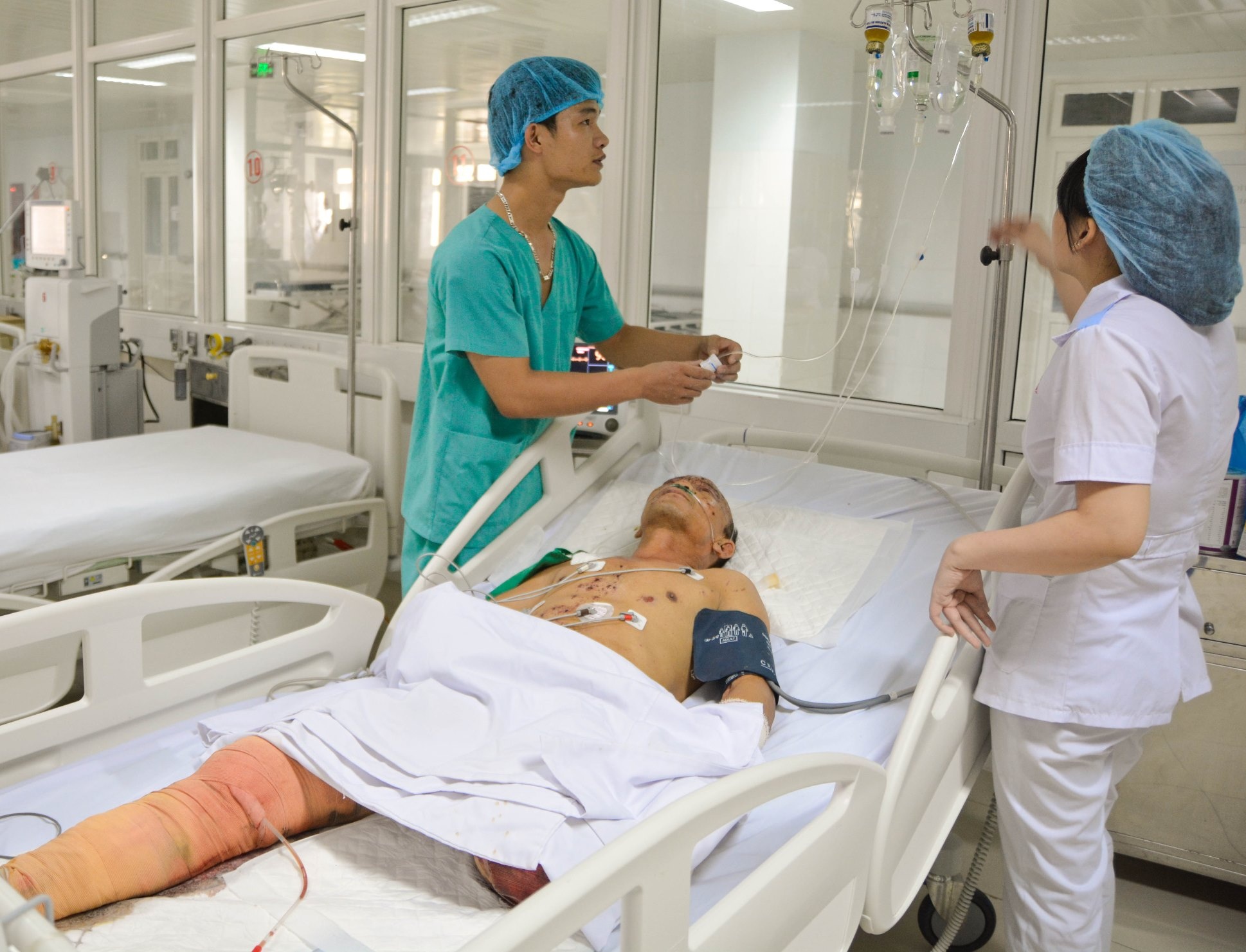 Min no tai mo da, mot nguoi bi dut chan, nat ban tay hinh anh