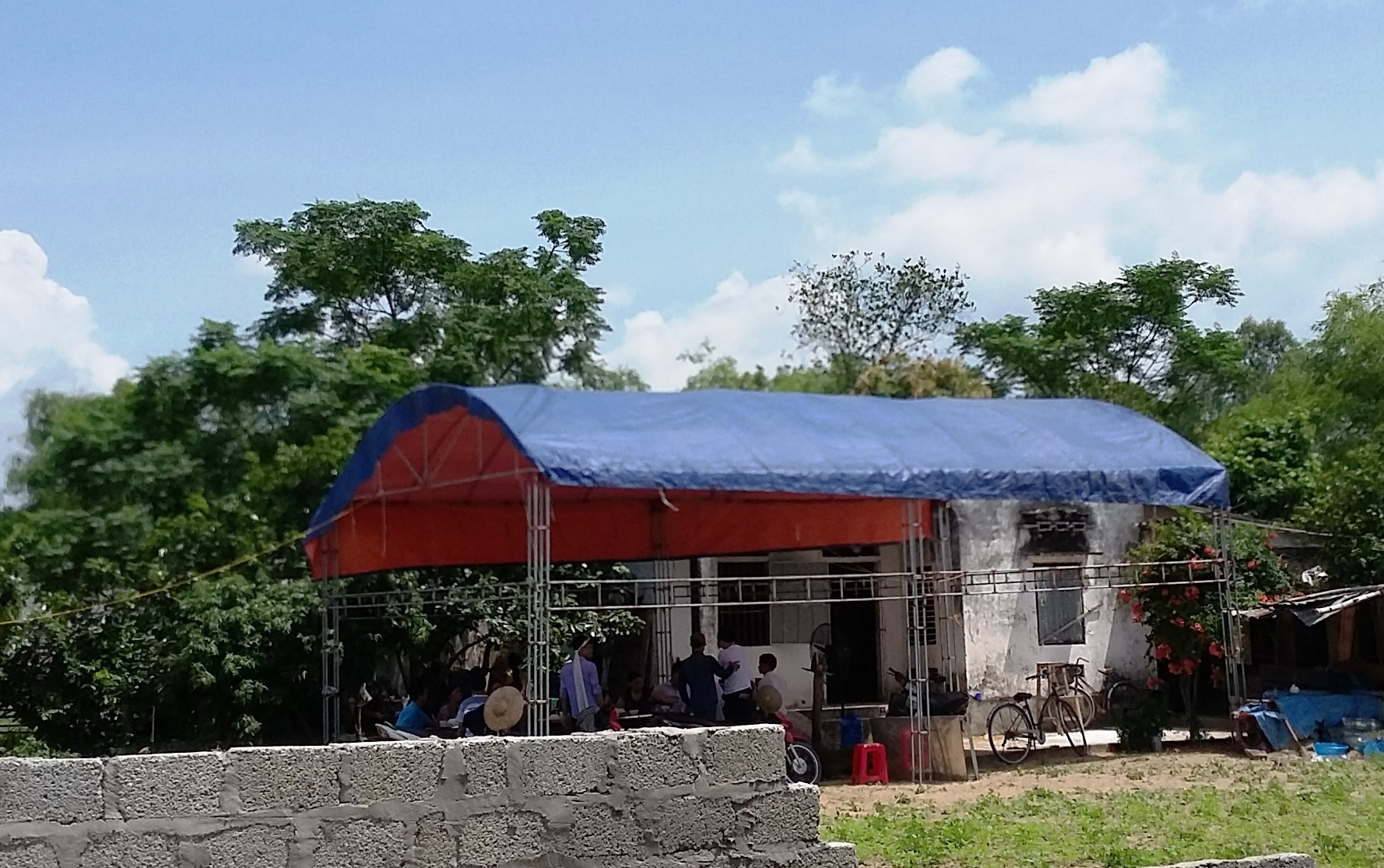 Sáng 14/7, gia đình, người thân tổ chức mai táng cho nạn nhân xấu số. Ảnh: P.H.