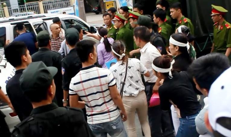 Cảnh hỗn loạn trên đường Minh Khai khi giữa người nhà bị hại và cảnh sát xô xát với nhau. Ảnh: P.H.