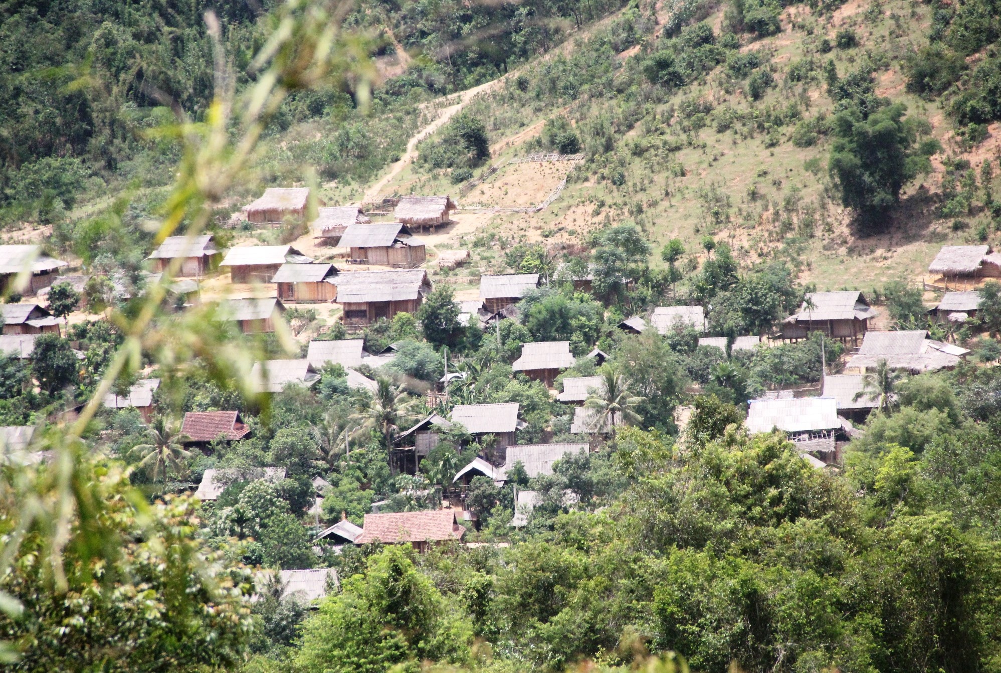 Người dân bản Phồng vẫn lo sợ không dám đến gần lán trại nơi xảy ra vụ thảm sát. Trong ảnh là hình ảnh bản Phồng nhìn từ xa. Ảnh: X.Đ.