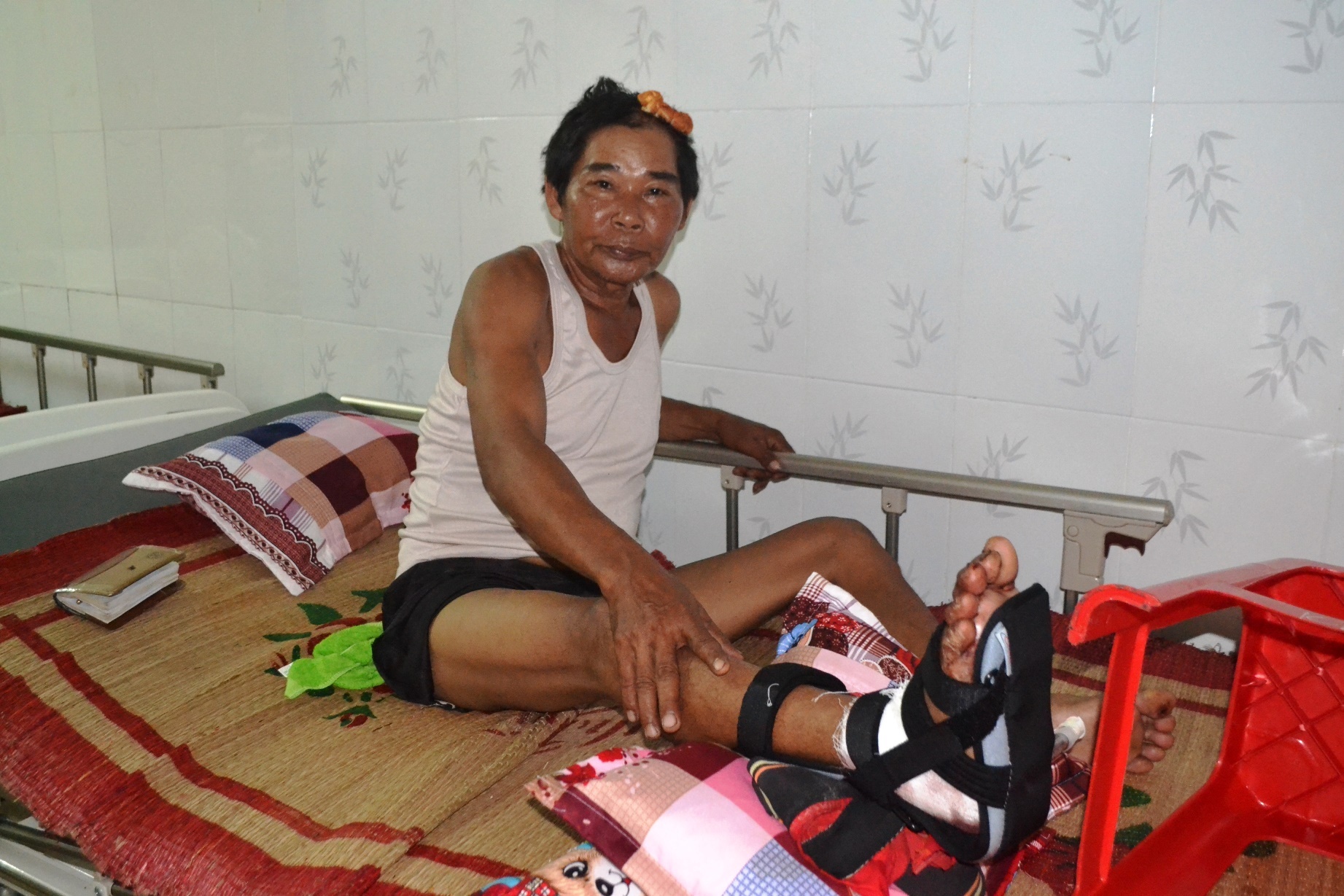 Xe cong nong lat xuong vuc sau, 4 nguoi nguy kich hinh anh