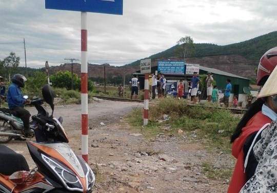 Bang qua duong ngang dan sinh, bi tau tong vang 20 m hinh anh