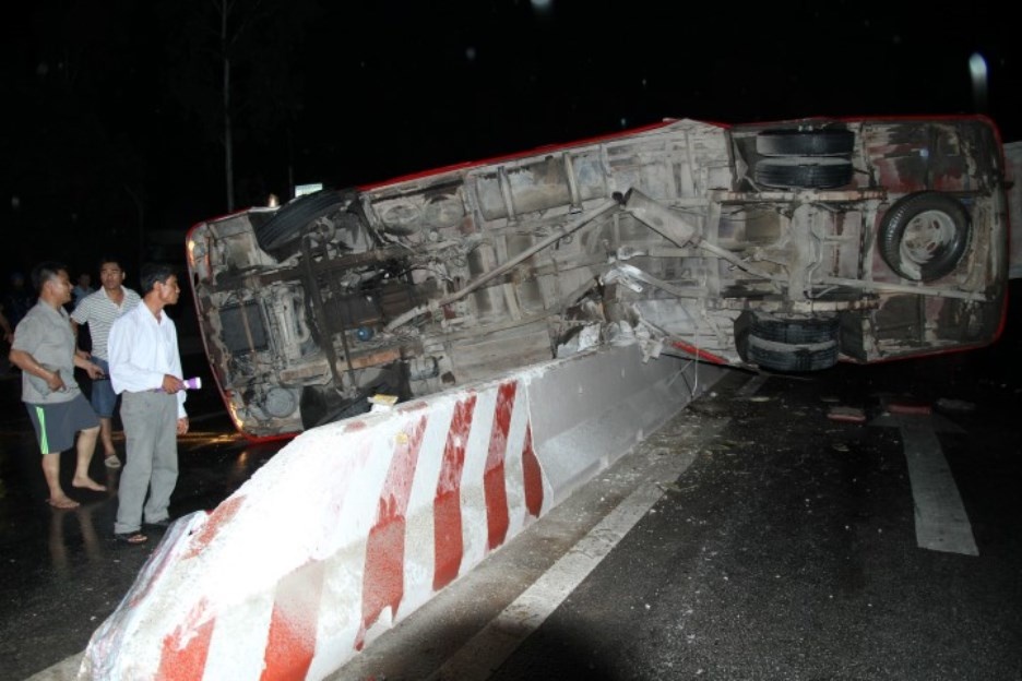 Xe buyt cho 20 hanh khach lat ngang tren dai phan cach hinh anh