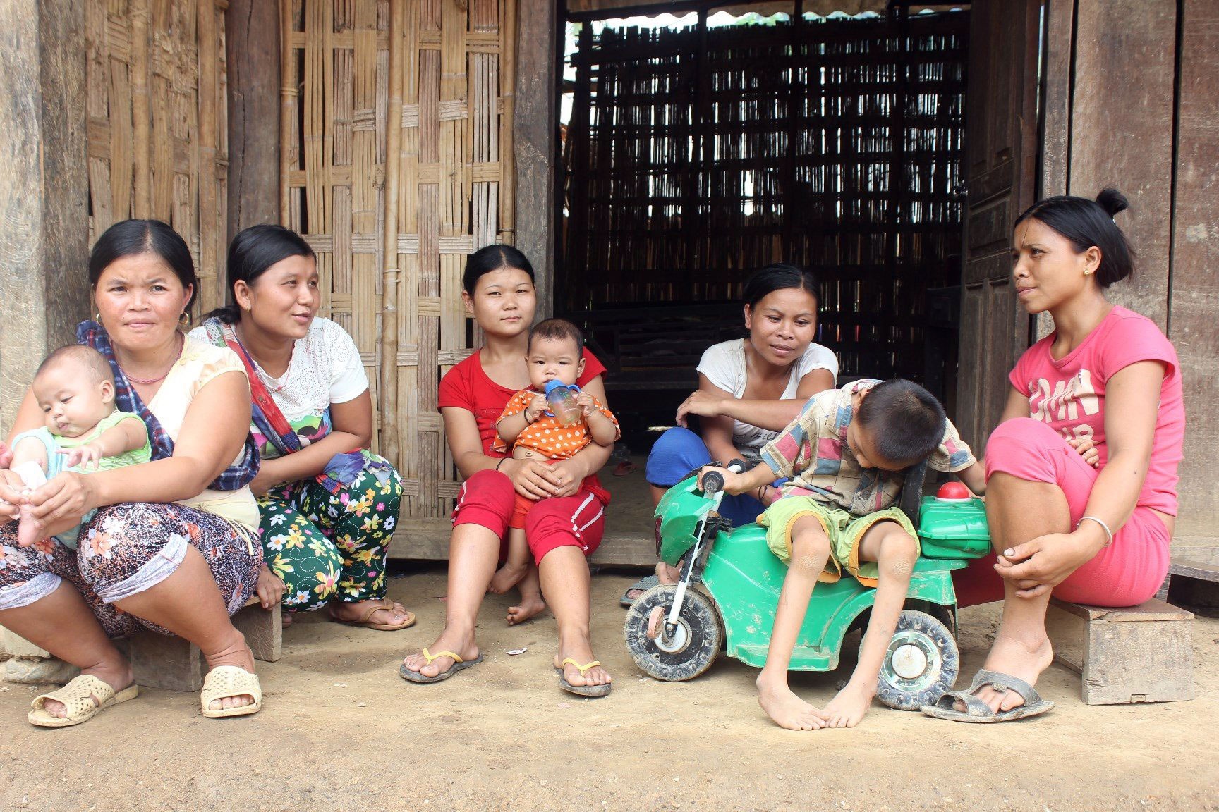 Người dân bản Phồng tụm ba, tụm bảy bàn tán xôn xao về vụ thảm sát và nghi phạm gây ra.