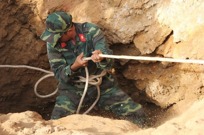 Cong binh vuot rung danh sap ham vang trai phep hinh anh