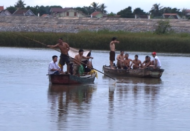 Tam song ban dem, hai hoc sinh chet duoi hinh anh