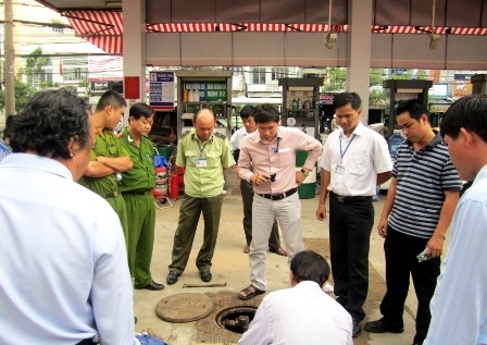 Chu tram tu nhan xang co nuoc, thanh tra khoi kiem tra hinh anh