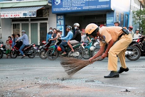 Hình ảnh các chiến sĩ CSGT không quản ngại xúc từng mảnh vụn vỡ, quét từng góc đường…trả lại sự thông thoáng, an toàn, sạch sẽ cho đườn phố đã để lại ấn tượng tốt đẹp trong lòng những người chứng kiến. Theo Thượng Úy Lê Minh Ngọc Đội xử lý tai nạn Công an huyện Hóc Môn, việc làm này giúp mặt đường được vệ sinh sạch sẽ trong thời gian ngắn nhất, đảm bảo cho các đoàn xe được lưu thông an toàn.