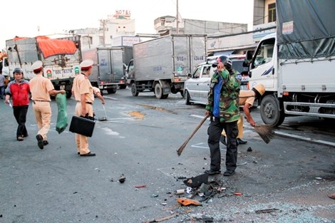 Những người dân cùng các chiến sĩ cảnh sát cùng chung tay làm việc này.