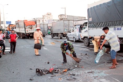 Việc dọn vệ sinh và đảm bảo phân luồng giao thông được các chiến sĩ CSGT Công an huyện Hóc Môn và Đội CSGT An Sương… thực hiện đồng bộ.