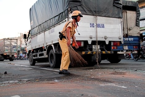 Chổi được mượn từ những nhà dân sống ven quốc lộ 1A.