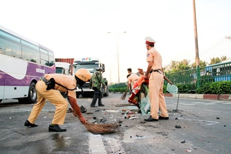 Việc các chiến sĩ CSGT cùng người dân dọn vệ sinh tạo nên một hình ảnh đẹp trên đường.