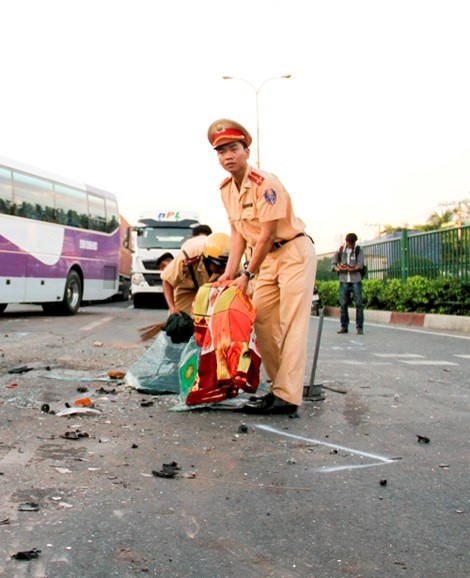 Vì sau khi tai nạn giữa bảy xe ô tô diễn ra, các mảnh vỡ, kính chắn gió vương vãi khắp nơi.