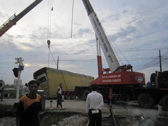 Tau hoa tong xe dau keo, duong sat te liet hon 4 gio hinh anh