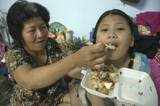 Thương hoàn cảnh của bà, nhiều người bán hàng dọc đường để dành đồ ăn thừa cho 3 mẹ con. Dù vậy bà vẫn tiết kiệm, mẹ con cùng ăn chung một hộp cơm vào buổi trưa.