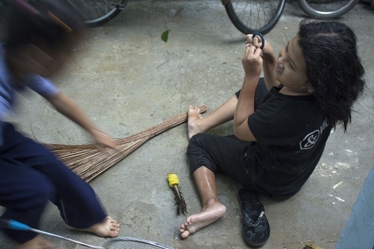 Huỳnh Giao và Ái My đùa giỡn dưới cơn mưa.