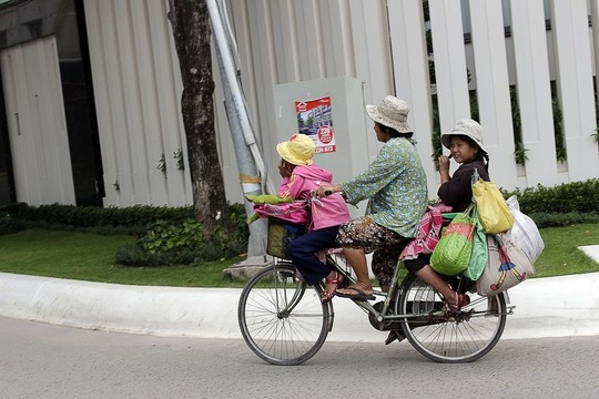 Để cho con gái nhỏ, bé Khưu Thị Huỳnh Giao (9 tuổi) được đi học trường tình thương Ánh Sáng (quận 3, TP HCM) đã 3 năm nay bà Nguyễn Thị Mai phải đạp xe từ đường Nguyễn Thị Định, quận 2 sang đường Tú Xương, quận 3. Từ 5h sáng, bà Mai đã dậy sớm khăn gói đưa con đến trường