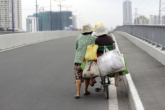 Chiếc xe lỉnh kỉnh đồ đạc là “ngôi nhà di động” này đồng hành cùng mẹ bà Mai đã hơn 3 năm, là chiếc xe cũ của người khác cho. Trên tuyến đường dài khoảng 25 km có những lúc lên dốc cao, đạp không nổi bà đành dắt bộ, gắng gượng đưa con vượt qua đoạn đường dài