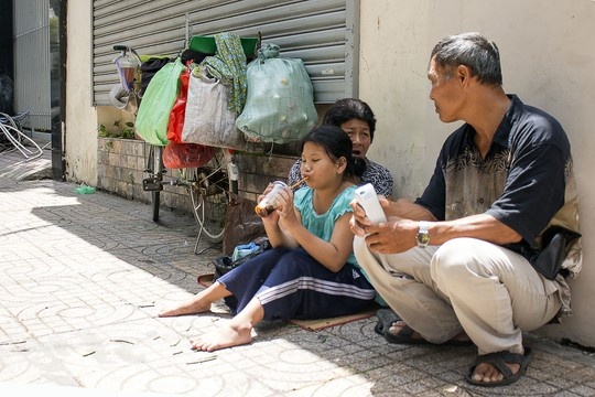 Bà Mai trò chuyện cùng với các phụ huynh cũng đang chờ con tan học. Bà kể: Có mấy hôm, bà nhịn đói chở con đến trường thì suýt xỉu, may sao có cô bán bánh tráng trước trường mang cho chén cơm ăn hồi sức.