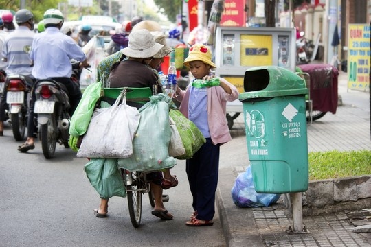 Trên đường chở con về, mấy mẹ con tranh thủ nhặt ve chai dọc đường.