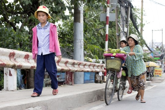 Lên những con dốc cao, Huỳnh Giao thường xuống đi bộ để mẹ đỡ nặng.