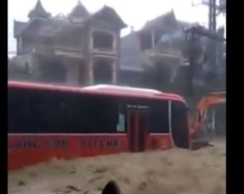 Thot tim xe khach cho 40 nguoi 'chet' giua dong nuoc lu hinh anh