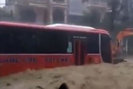 Xe khach cho 40 nguoi 'chet' giua dong nuoc lu hinh anh