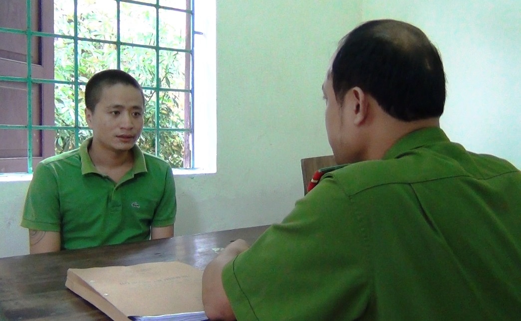 Công an đang lấy lời khai của Trần Văn Long. Ảnh H.H.