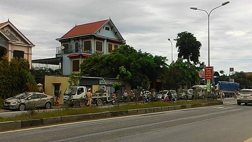 Hàng chục cảnh sát bao vây căn nhà 3 tầng của công ty Tám Oanh. Ảnh: Sỹ Hòa.