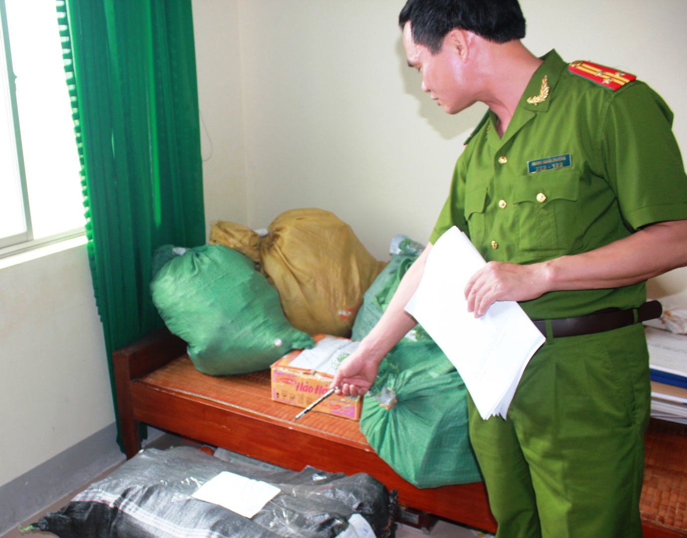 Hơn 2 tạ tài liệu nghi ngờ liên quan đến hành vi trốn thuế của Công ty tám Oanh bị niêm phong đưa về trụ sở công an để phục vụ điều tra. Ảnh: Phạm Hòa.