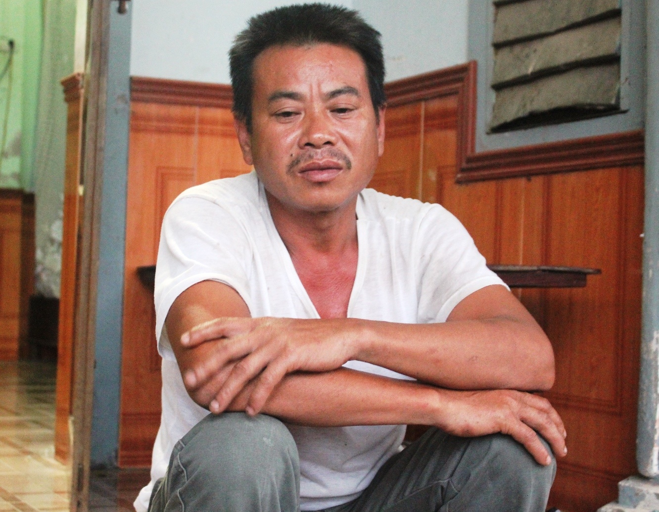 Ông Trung không ngờ con rể lại châm lửa đốt vợ và con trai như vậy. Ảnh: Phạm Hòa.