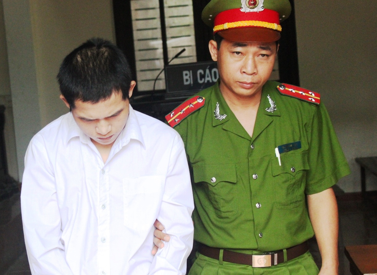 Bị cáo Thanh cúi gằm mặt khi được cán bộ dẫn giải ra xe thùng về trại giam. Ảnh: Phạm Hòa.