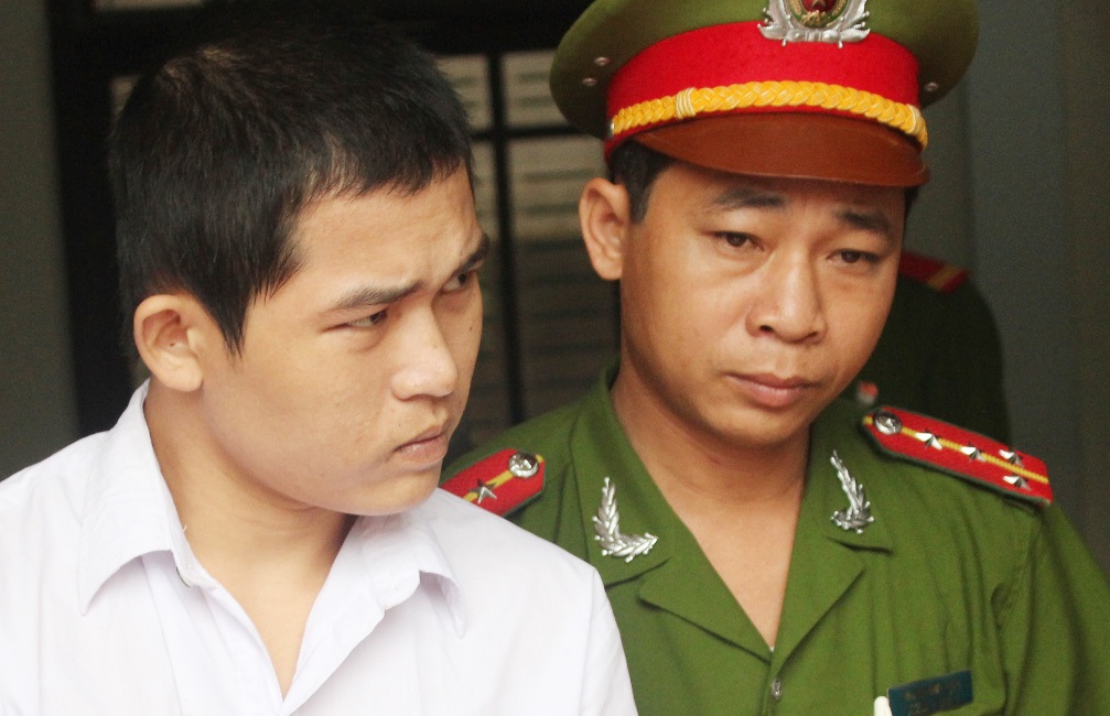 Ham hai be gai 12 tuoi roi dua di cap cuu hinh anh