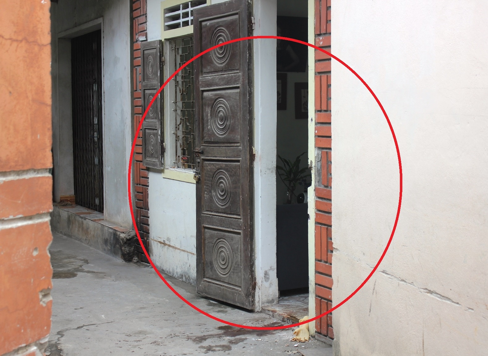 Ngôi nhà nơi phát hiện thi thể Bình và Giang. Ảnh: P.Hòa.