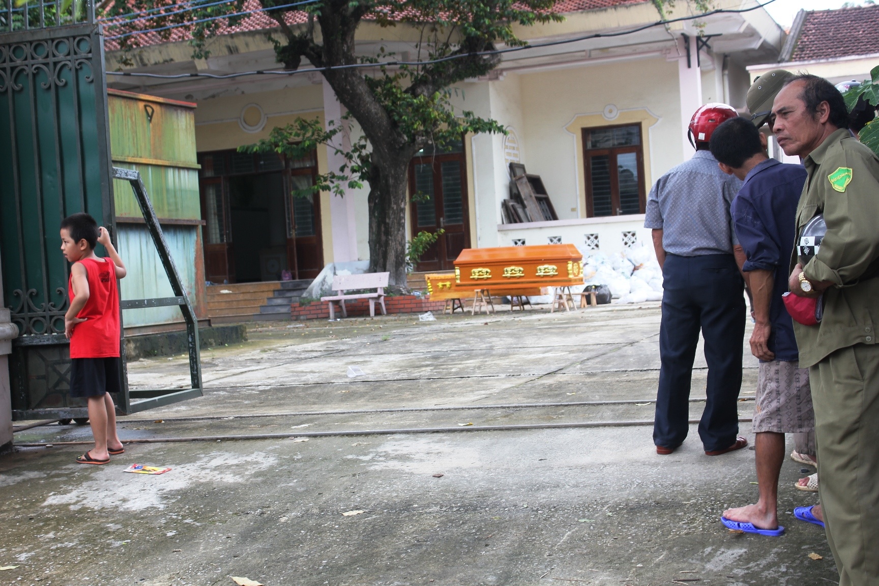 Nhà chức trách khám nghiệm tử thi đôi tình nhân. Ảnh: P.Hòa.