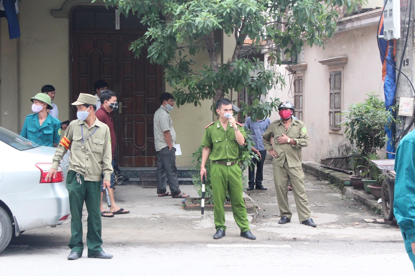 Thi the doi nam nu trong can nha khoa cua hinh anh